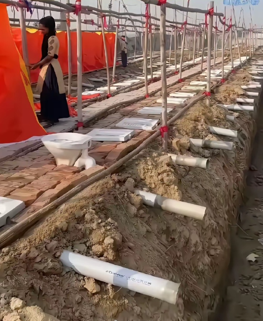 印度，三哥为游客修建的临时厕所。 ​​​