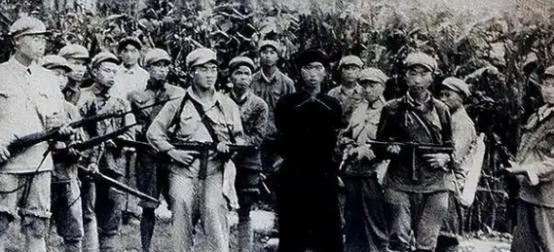 1936年，19岁的覃国卿正抱着妩媚动人的堂婶睡觉，堂叔突然回了家，见到惊慌失措
