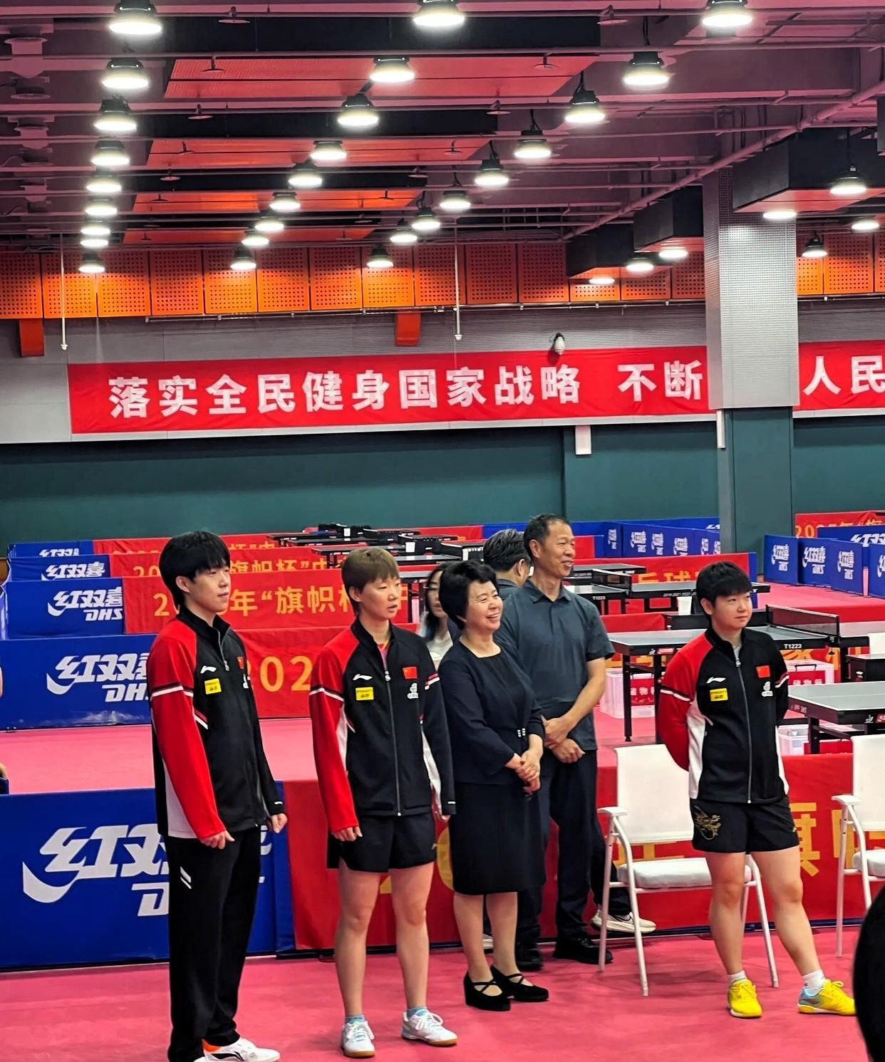 要求站位，要求座位，还要要求排序，要怎么样才能做到没话说呢？
王励勤带王楚钦、孙