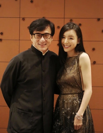 2007年，张静初在国外拍《尖峰时刻3》时被外国导演欺负，一旁的成龙看不下去，直