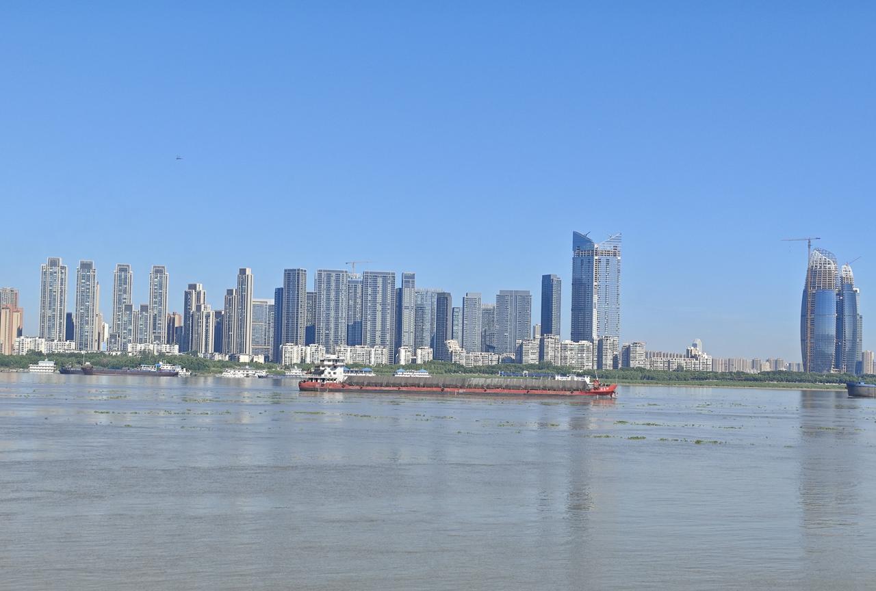 华为激光雷达助力智能驾驶，成本大幅下降至千元级
在自动驾驶技术路线中，特斯拉坚持