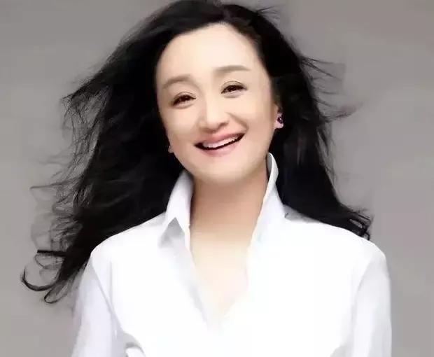 这才是“无儿无女”女星的晚年生活。
刘雪华在一次意外中，失去了自己未出生的孩子，