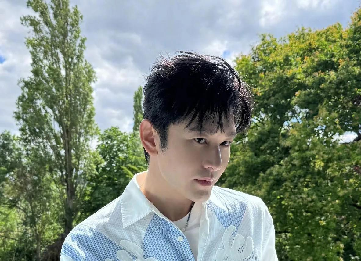 黄晓明这回可真是搞了个大新闻啊,发个微博就让网上炸开了锅,大家都在猜他到底想干啥