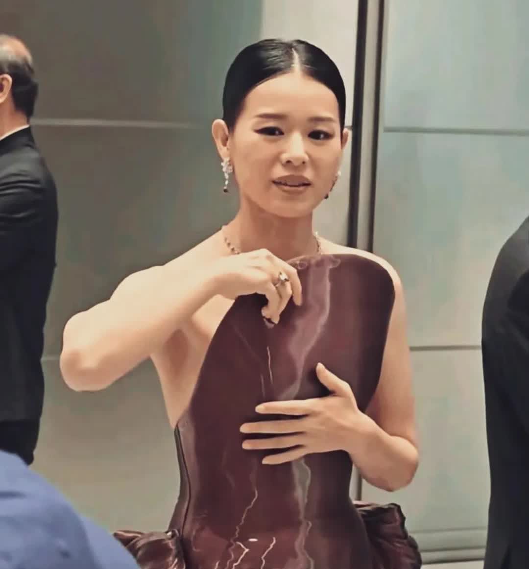 胡杏儿这款高定礼服真是独一无二，尴尬到坑里了，前面那块高耸耸造型显然是不贴服的，