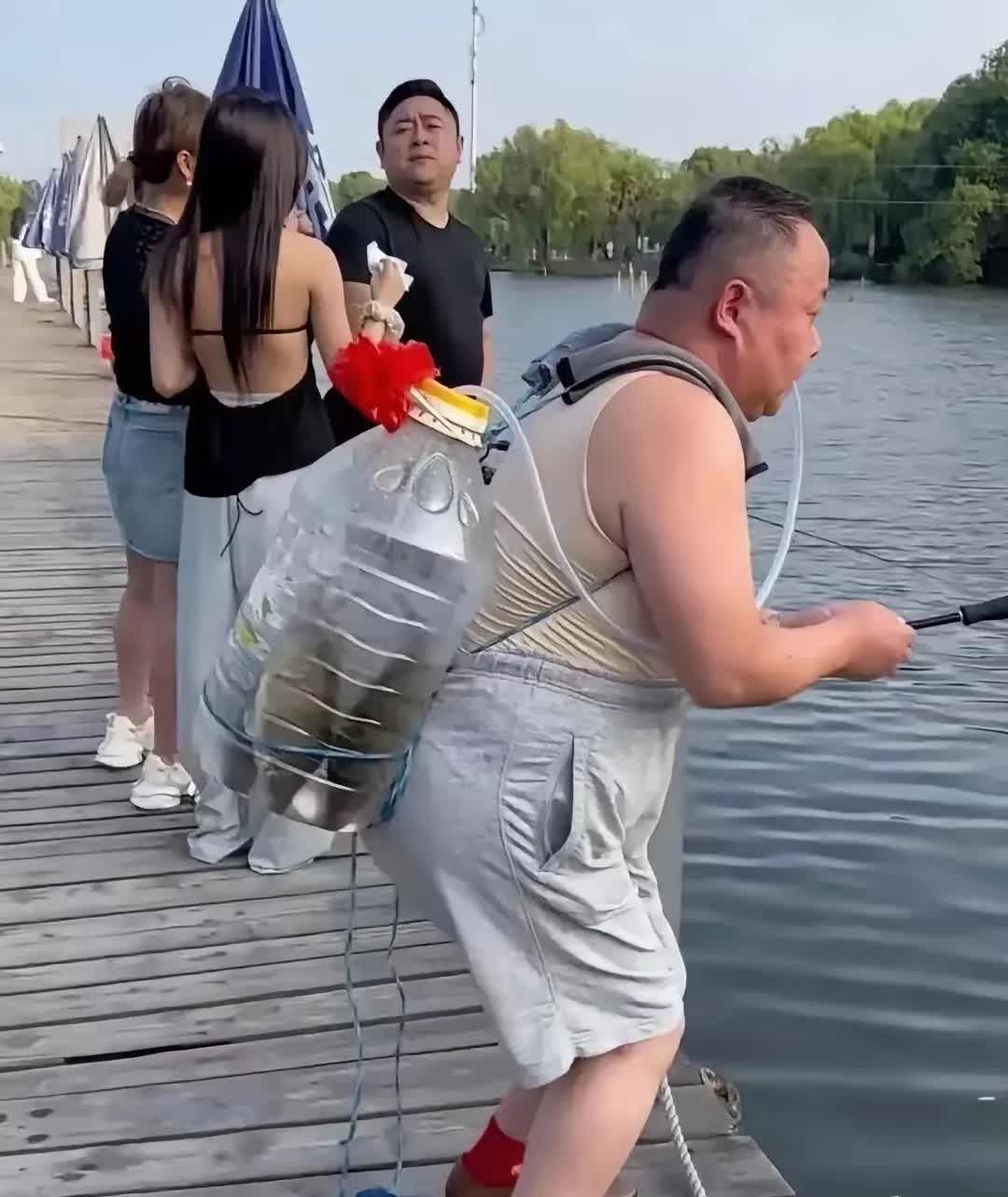 “笑不活了”福建，有一名男子跟朋友到钓鱼场钓鱼，刚来到钓鱼场，看到一名大叔弯着腰