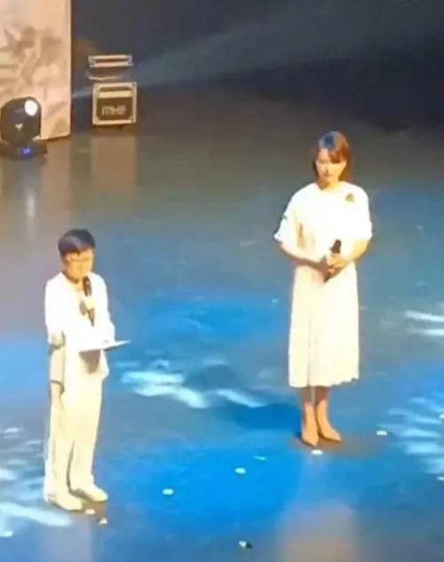 董卿携子同台朗读：母子共声传递书香
近日，董卿与儿子罕见同台，深情朗诵经典篇章。