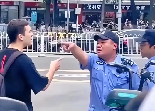 在东方大国，就得守东方大国的规矩！”5月21日，发生在天安门广场前的一幕，引发网