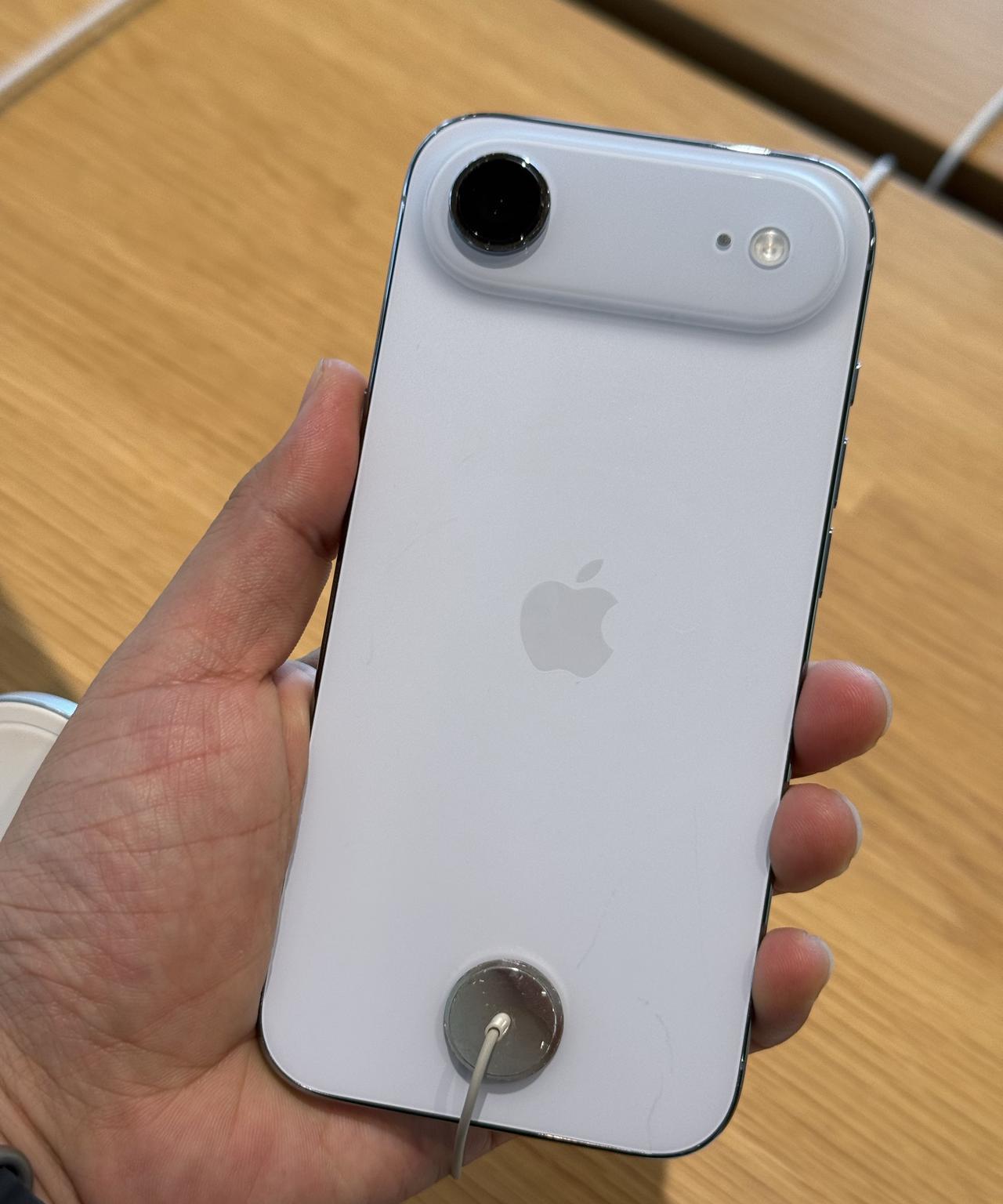 在曼谷看到了iPhone Air真机，是真轻薄啊！
黑色的看起来比较炫酷一点，其