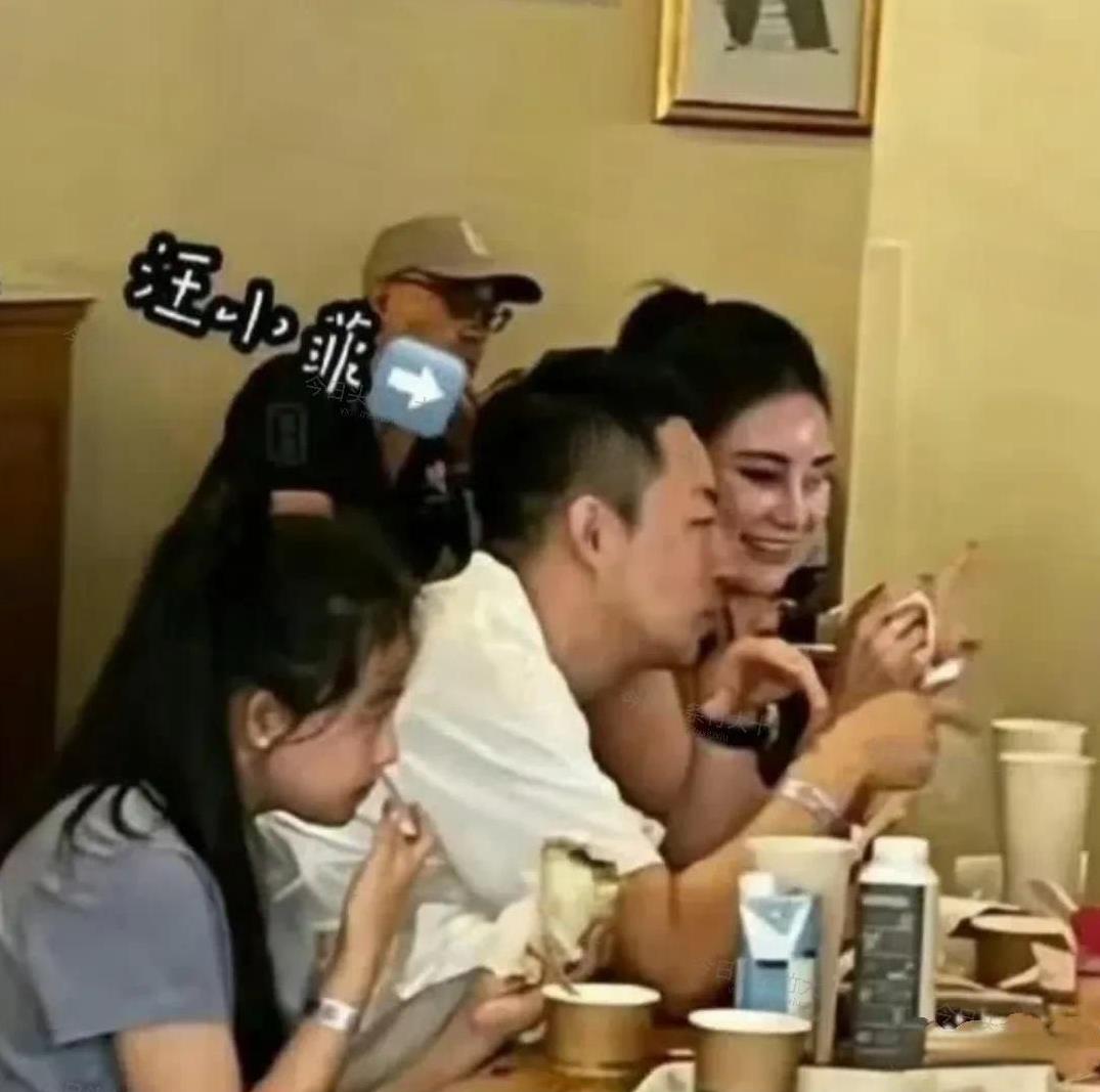 看大S女儿玥儿，看爸爸与继母说话心里好像有些不高兴了，表情很失落似的，现在孩子大