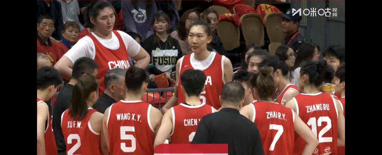 目前来看，中国女篮现在最强阵容应该是这个样子的：
李月汝——26岁，身高201米