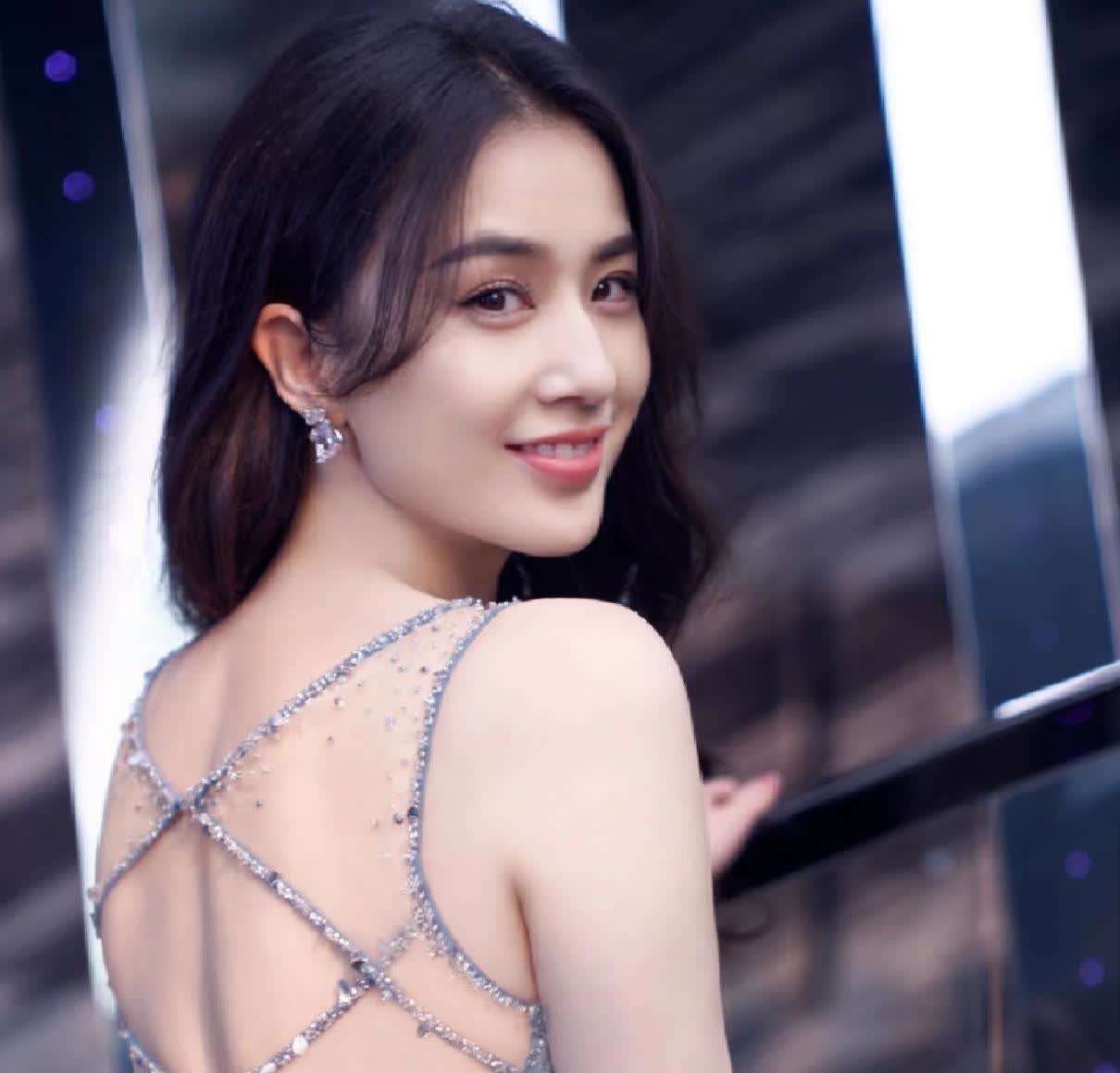 我问我老公：黄圣依这么漂亮，为什么没人对她有非分之想？

我老公白了我一眼：