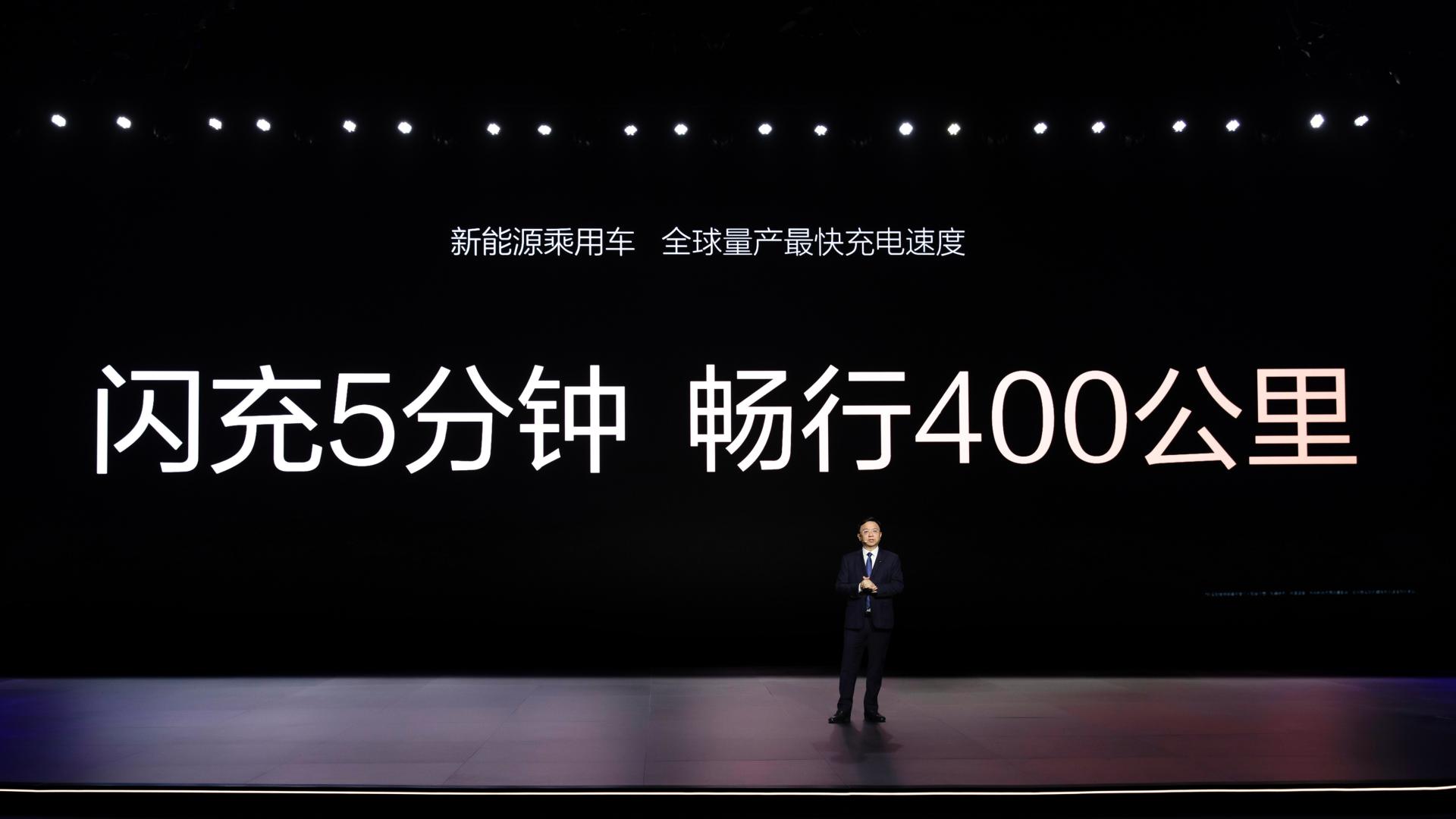 闪充5分钟续航400公里！比亚迪电车充电时间，和燃油车加油一样快