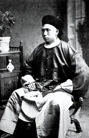 1959年，村书记带着十几名村民，用炸药将丁汝昌的墓穴炸开。墓穴里摆放着一黑一红