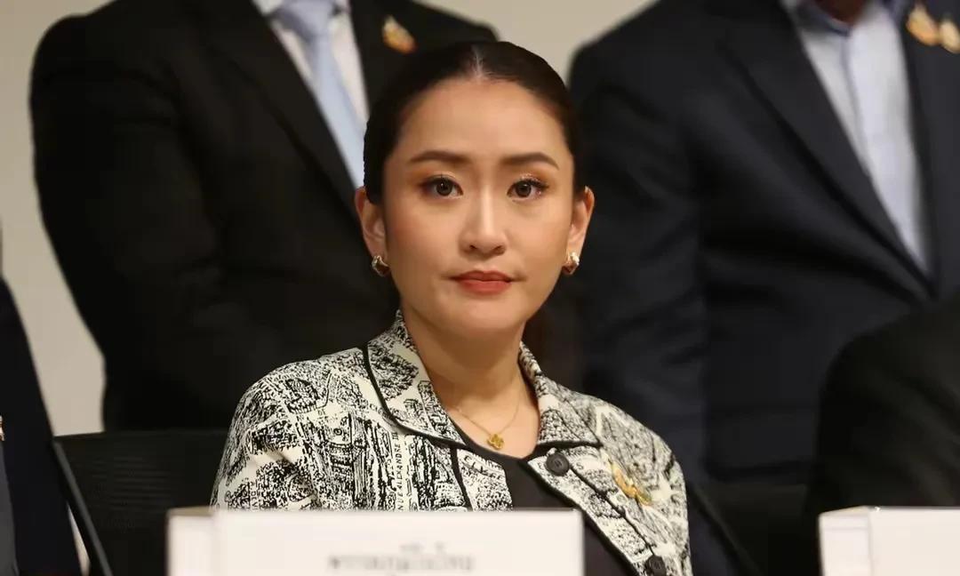泰国总理佩通坦这是捅了大篓子了，居然被要求下台！
就因为她和柬埔寨前首相洪森的一