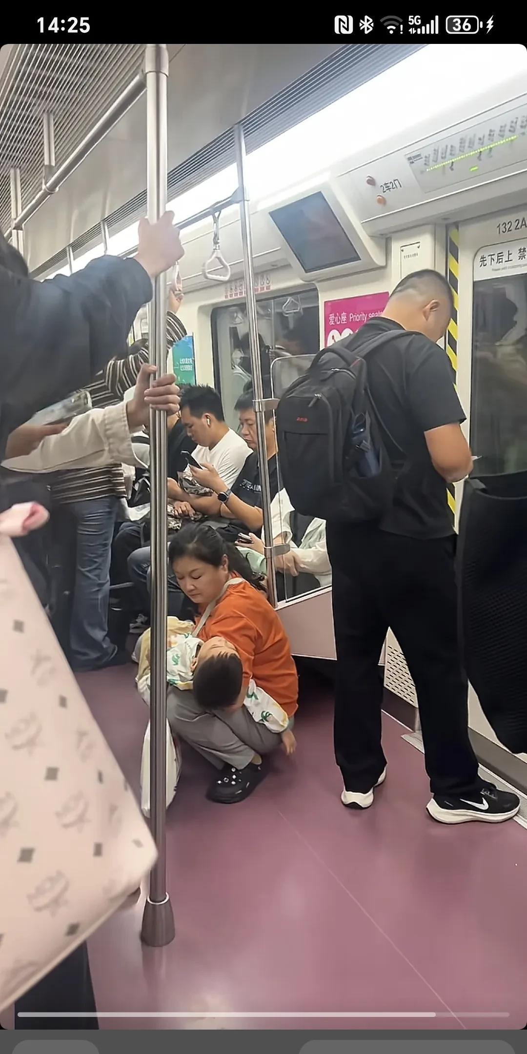 地铁上发生扎心的一幕...
一位中年妇女蹲在那里怀中抱着睡觉的孩子，但没有一个人
