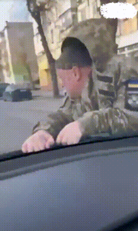 乌克兰历史上最猛的征兵人员出现！在试图抓捕一名开车的壮丁失败后，这名乌克兰盖世太