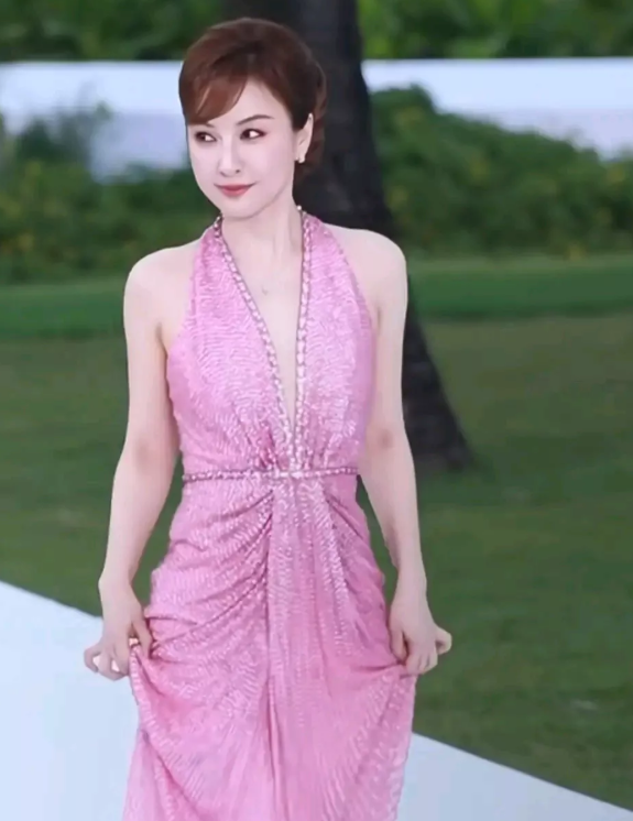 娇美红润的圆脸，双目妩媚晶亮，微卷发，宛如国际脸美女，美得像换了个人