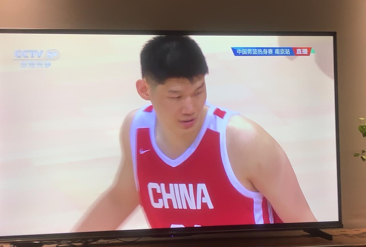 两个中国男篮的明星球员的对比，差距怎么这么大呢！
      一个是出生在新疆，