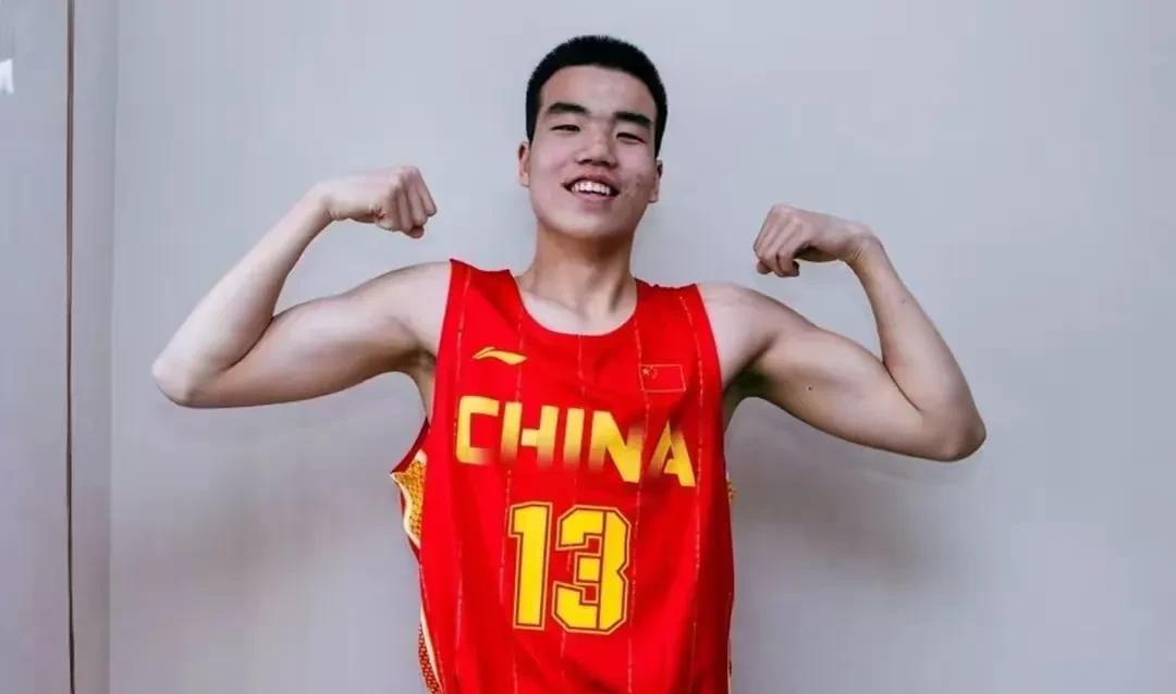 下一个NBA球员？张懿赵杰爆砍18分9板3助攻4盖帽
近日U16国青队的比赛中，