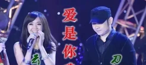 刀郎演唱会济南火爆开唱，与徐子尧合唱《沂蒙颂》时热泪盈眶，深情演绎触动人心。现场