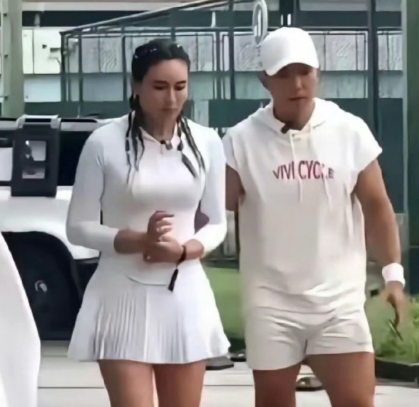 刘畊宏夫妇天天跳操，这身材看着也没瘦成一道闪电嘛，我都怀疑跳操到底能不能减肥啦 