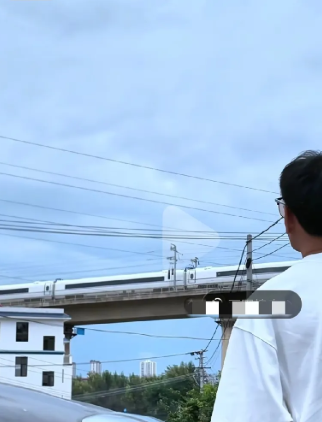 难怪金哥会那么认可向晗！
既租房子又送车的。
现在看来，向晗的确有两把刷子。
被