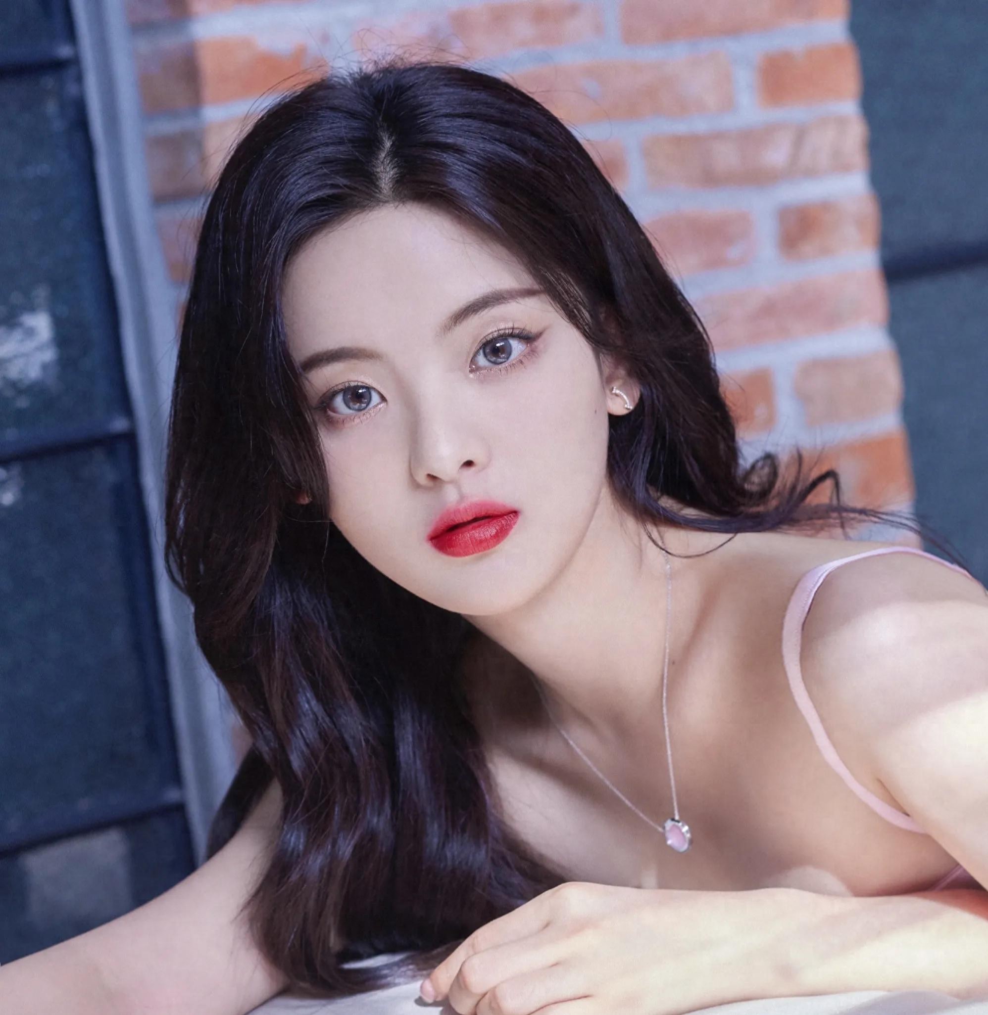 90后女星杨超越写真合集：清新甜美、眉清目秀

