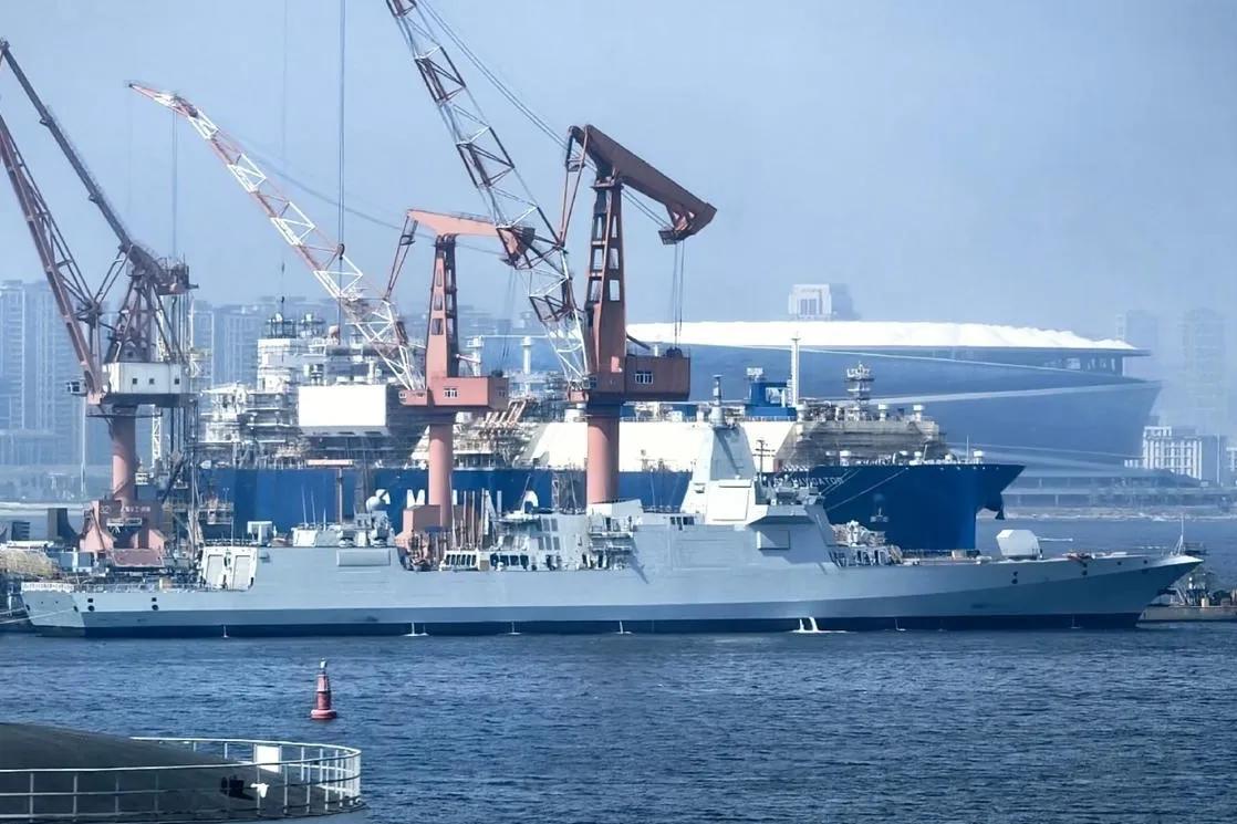 第十艘055型驱逐舰“安庆”舰高清图片曝光，大连的“梭鱼湾”足球场成为了最好的背