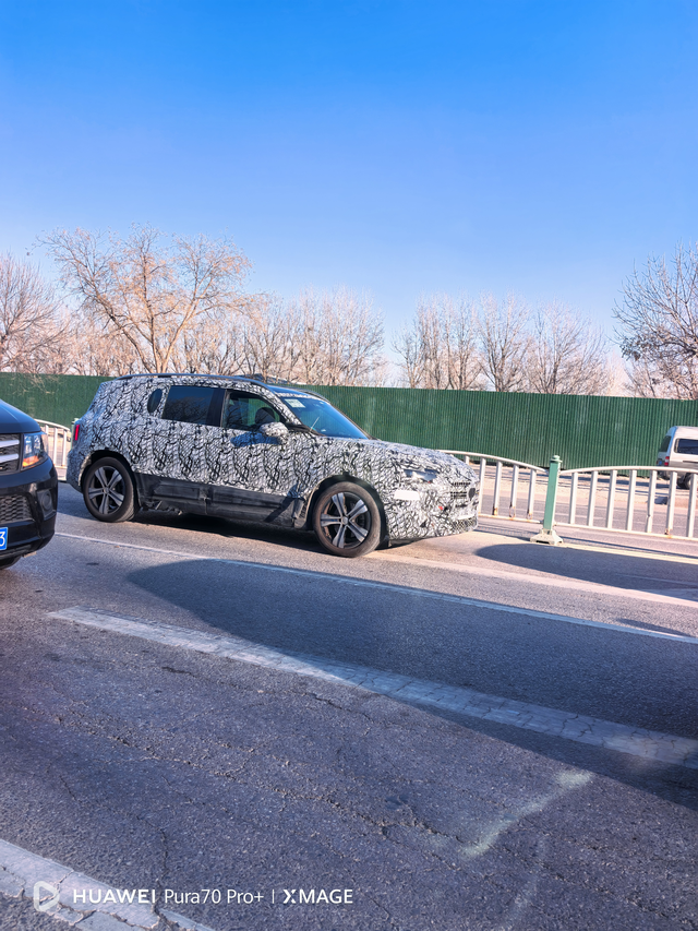 这是什么车看车标形状是吉利吧
路上碰见一辆测试车，又能看出是什么品牌，那个车型的