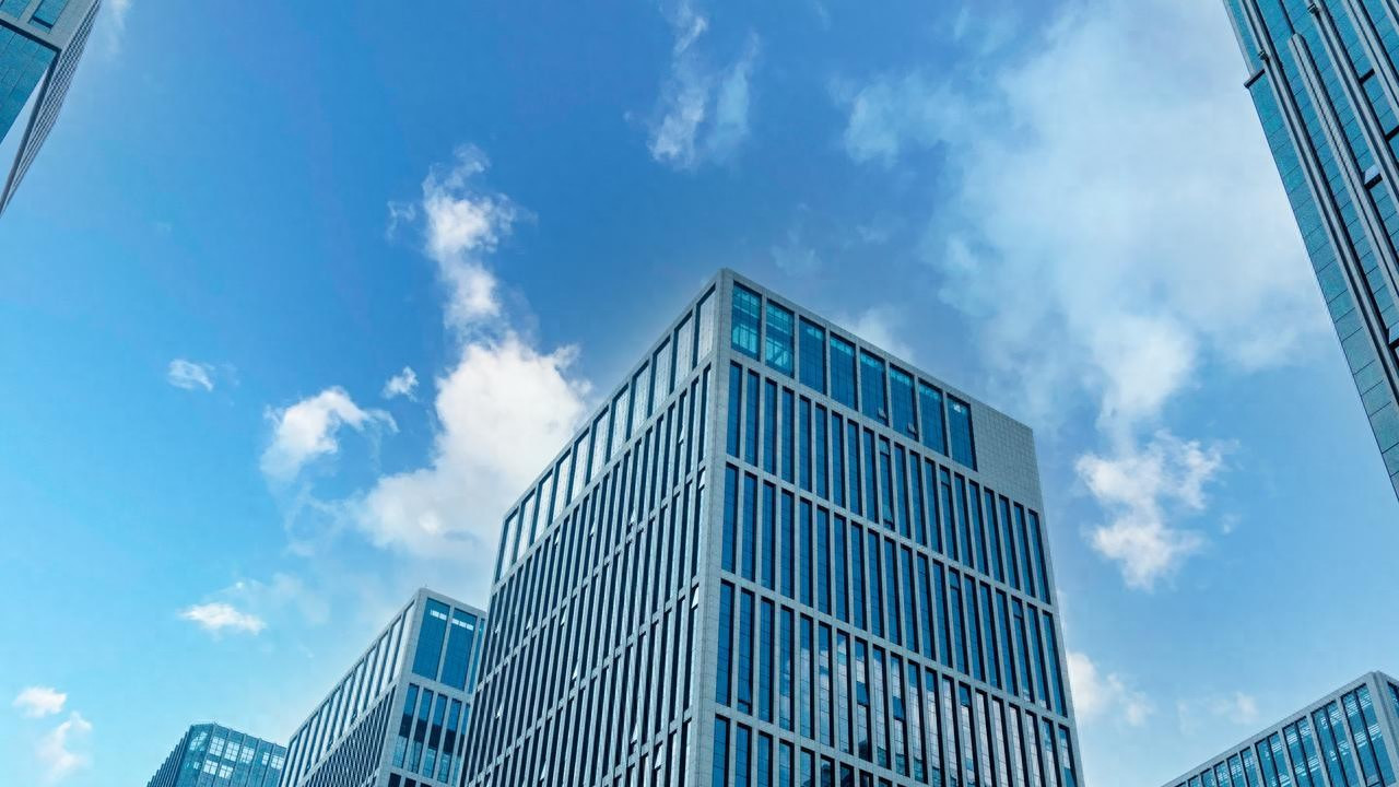 简陋客厅的冯巩对比奢华海景房的闫学晶，当酸泡菜碰到人间烟火气