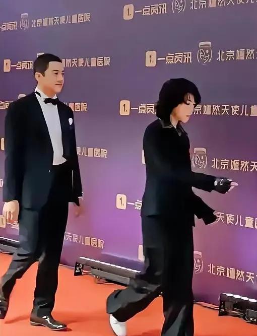 李亚鹏三个女儿，将来，感觉真正能帮到他的只有窦靖童，别看这个不是亲生的。
李亚鹏