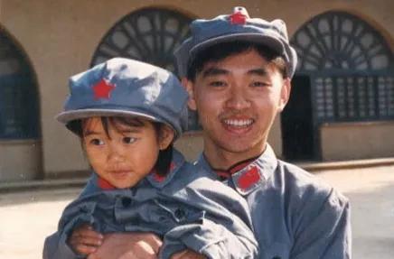 穿越了！这是白月光孔令辉二十七年前在延安穿着红军服和当地小女孩的一张合影。
图中