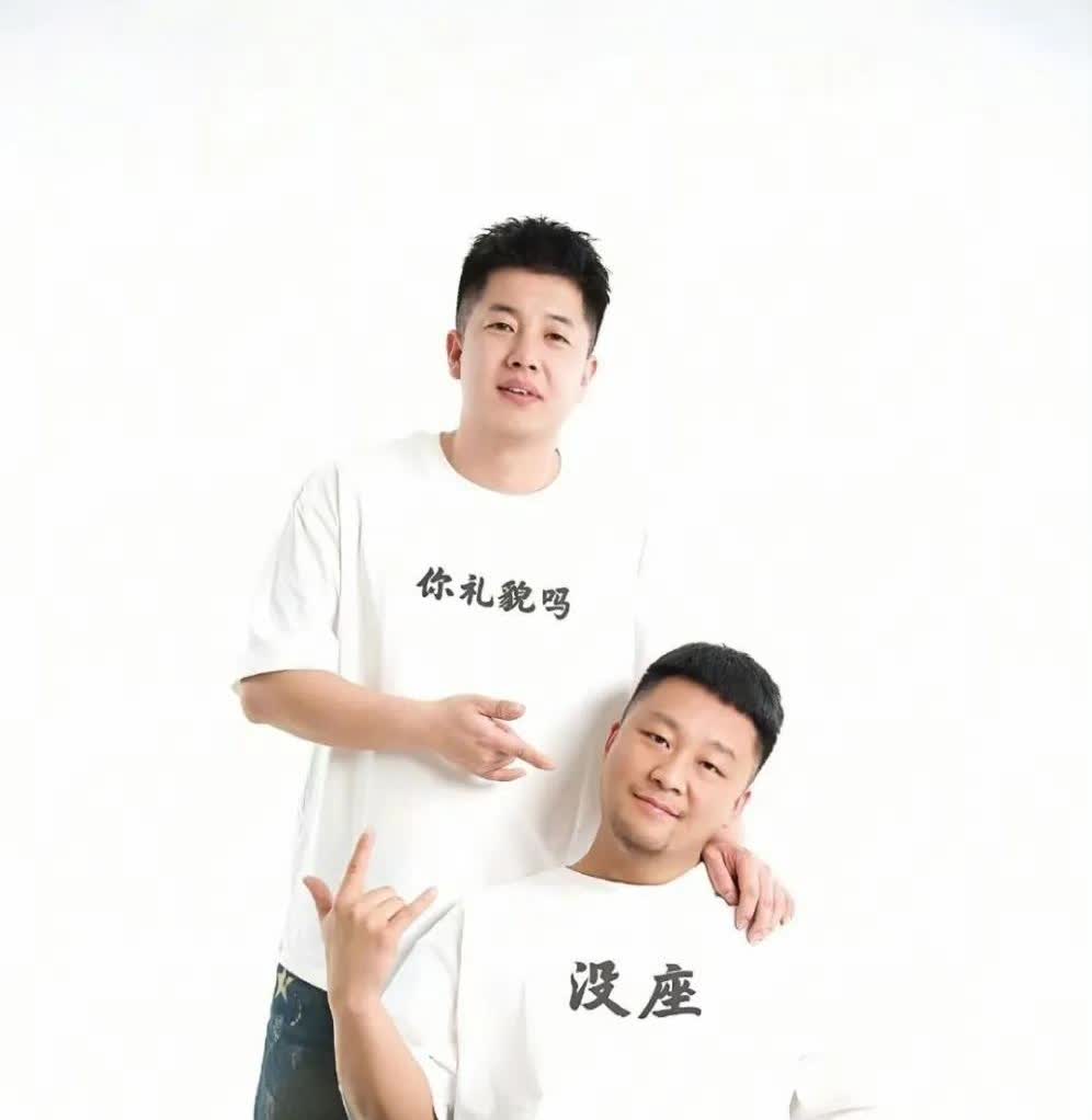 看样子杨坤没胜诉呢，四川芬达那俩货又复出了，还穿着带有挑衅意味的T恤，毫无忌惮特