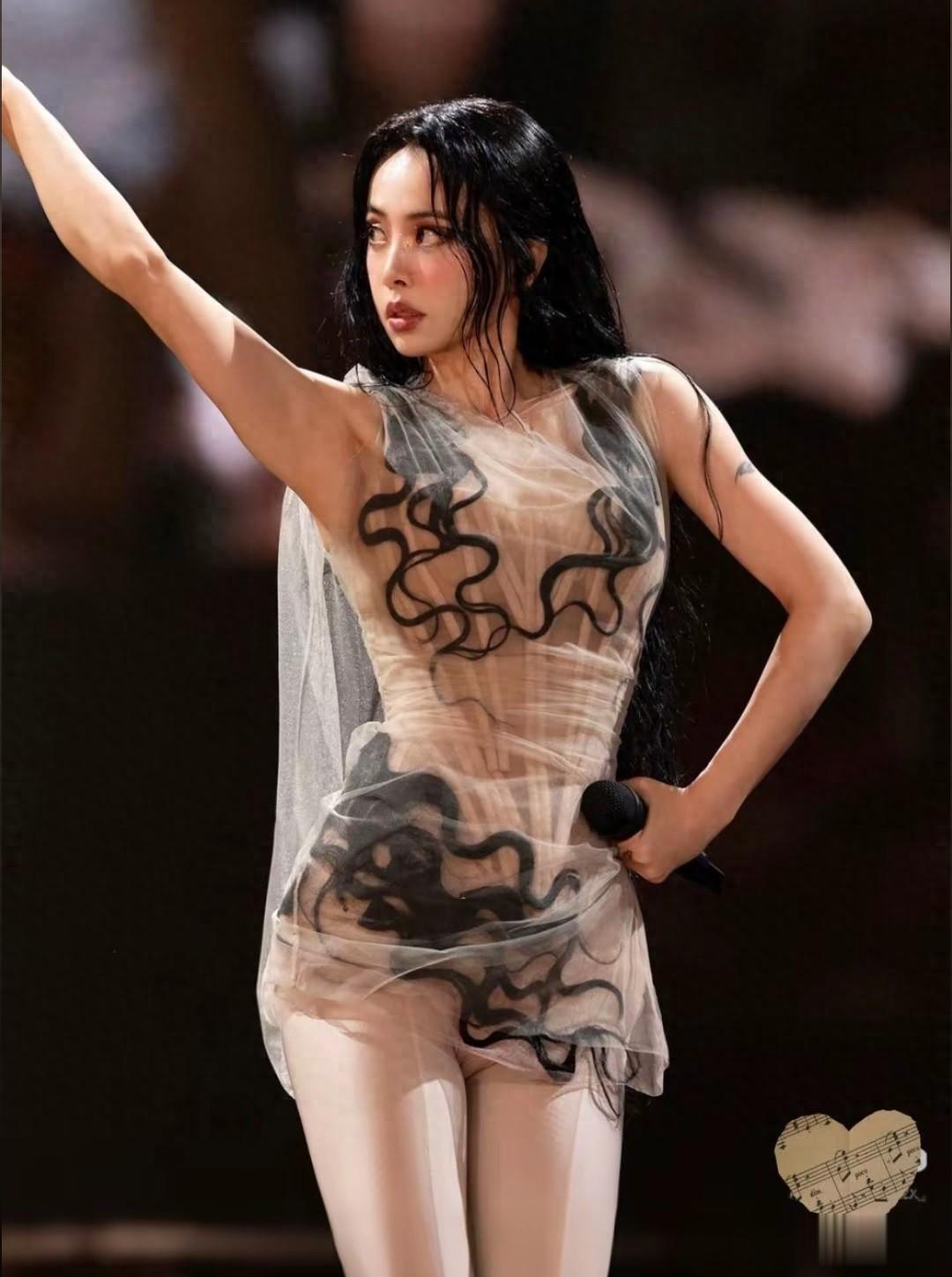 蔡依林踩巨型机械蛇封神！9万人尖叫：这演唱会撕碎天花板了！