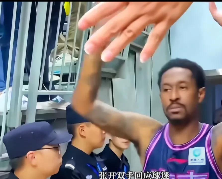 为什么国内球员不愿意和球迷互动
每每看到一些篮球，足球比赛，热情的球迷想与球员互