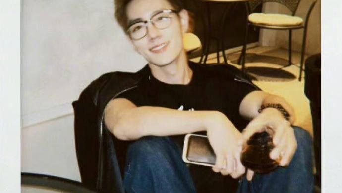 肖战从小到大都这么萌，而且小时候还喜欢大红色