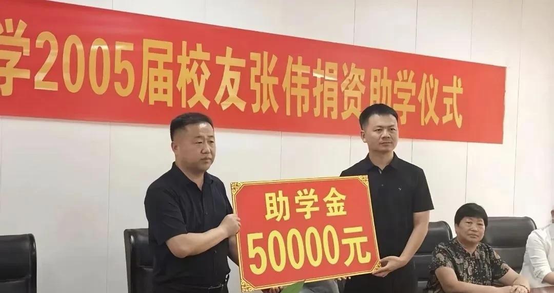 军人张伟连救五人，实在是令人敬佩，不过希望英雄下次救人前先保护自己。
河南商丘的