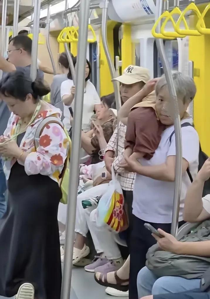 地铁上一位满头白发，怀里抱小孩的奶奶吃力的站着，为啥没有年轻人让座？
这是网友分