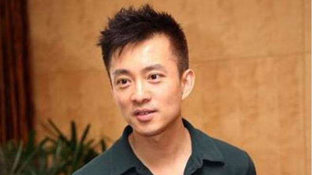 前央视主持人亚宁现状：是大集团老总，身家百亿，56岁头发全白