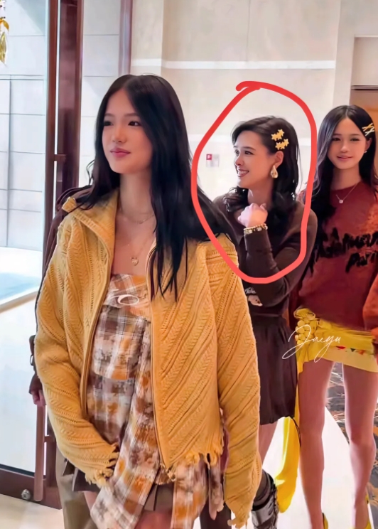 内娱最佩服钟丽缇的基因！
生三个女儿一个比一个美！
老大一眼惊艳，遗传了妈妈所有