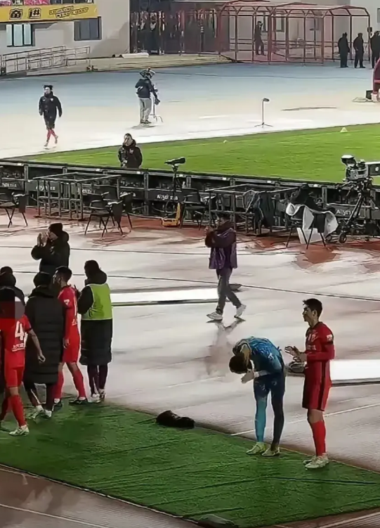 搞不懂为什么颜骏凌会被喷，赛后只有颜骏凌对看台球迷深鞠躬致歉，上港球迷一直喊要他