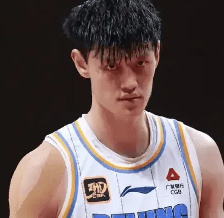 曾凡博昨天有个球，时间本来非常充足，但是没看表，结果场边球迷一直在加快倒数计时，