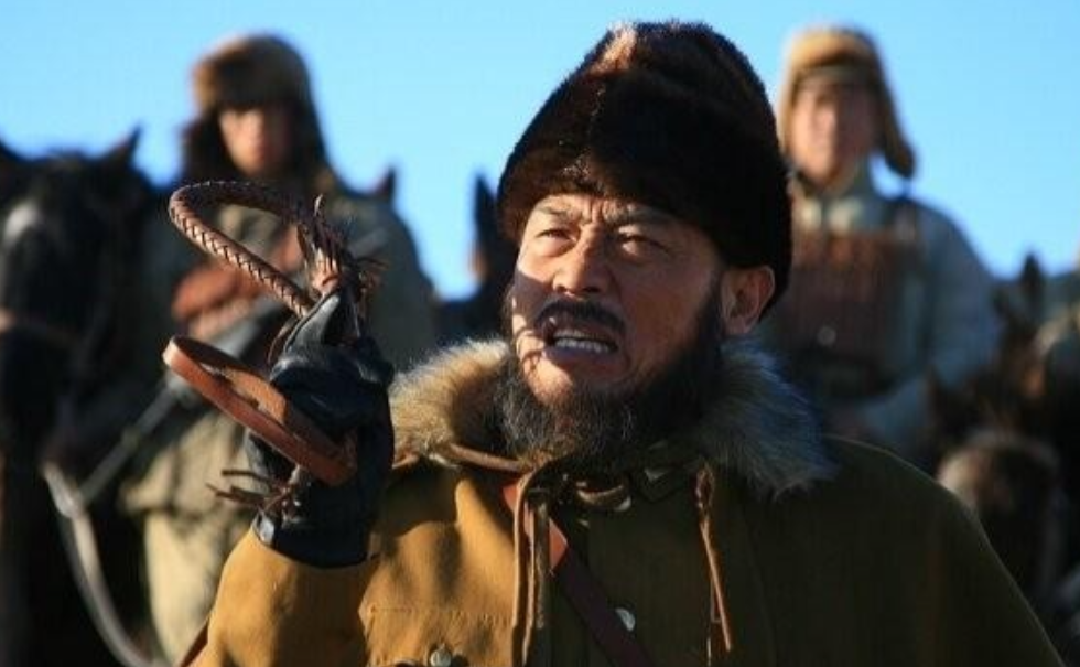 1942年，青马师长韩起功被撤职后，带着几十大车的黄金、银元、烟土等，准备回老家