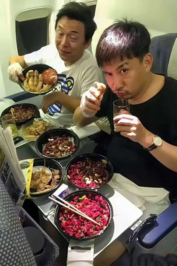不懂就问，飞机上什么舱位，是这样用餐的啊，还是这样分开装的