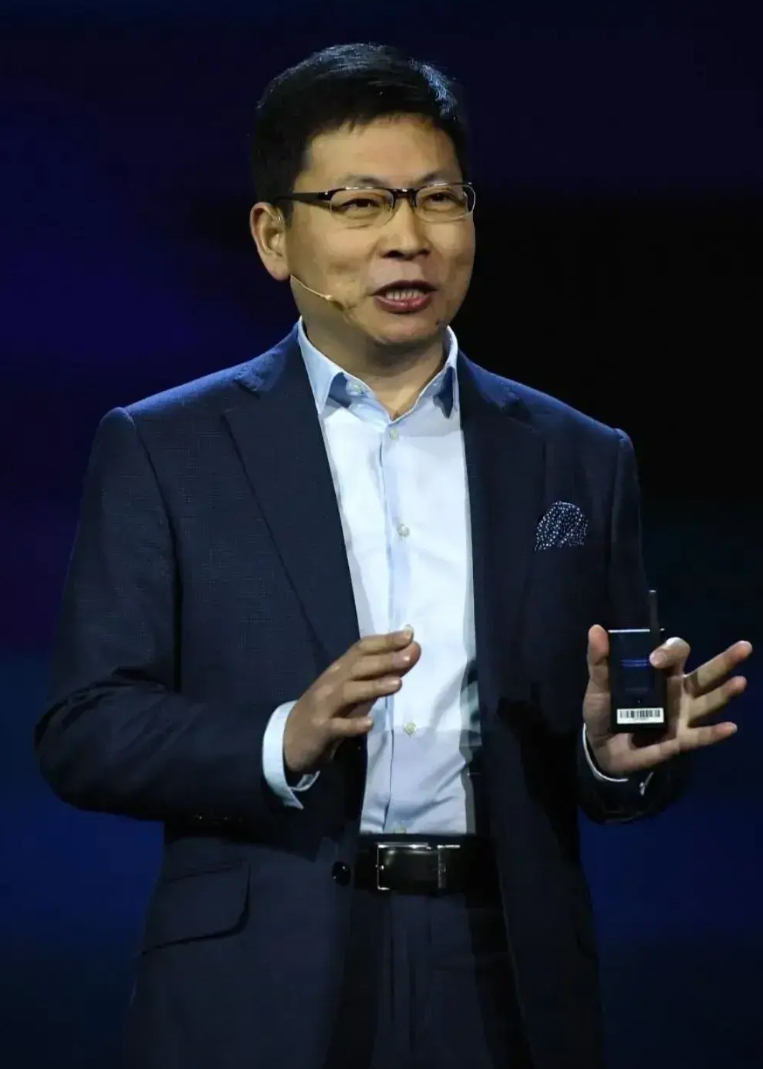 建议华为尽快更换产品发布会的主持人，不然华为很快就要被小米远远超越、遥遥领先了。