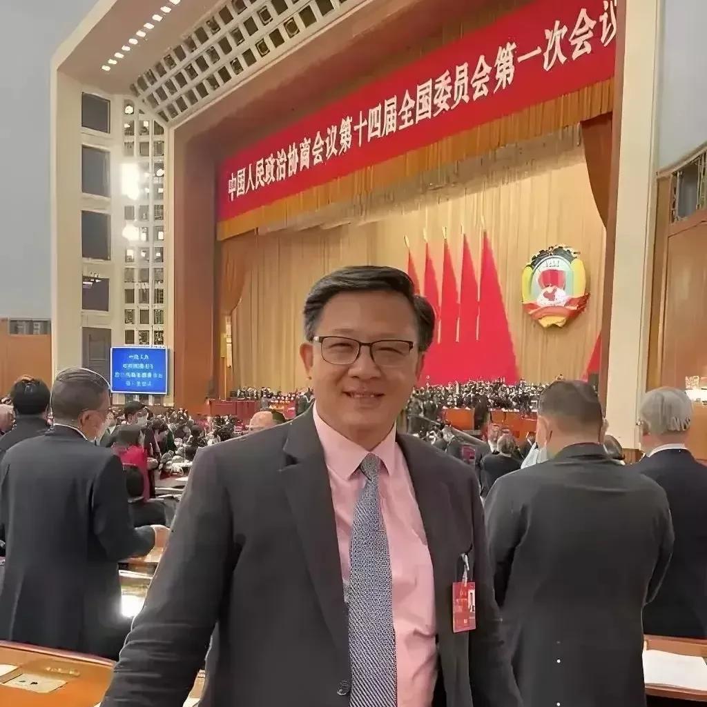 在香港回归祖国28周年之际，香港立法会议员何君尧提出议案：将香港皇后大道改名，移