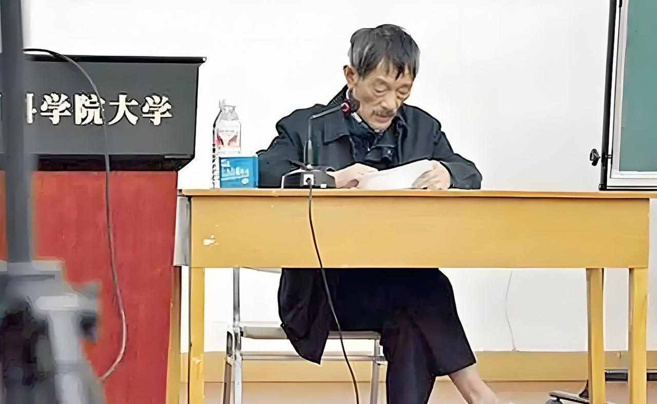 2014年，任正非无意间看到一位中科院老者授课的照片，他十分激动，带着优厚的报酬