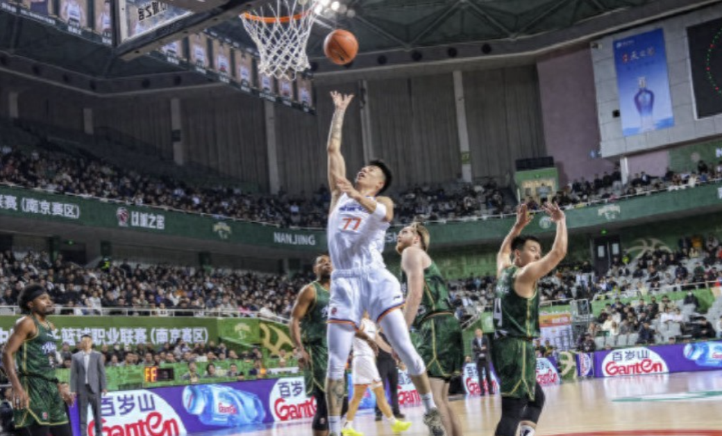 CBA常规赛第二轮的比赛，上海客场97-105不敌同曦遭遇赛季首败。赛后，上海队