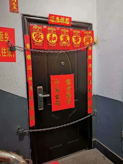 这家人真奇怪，为什么要把门锁起来？