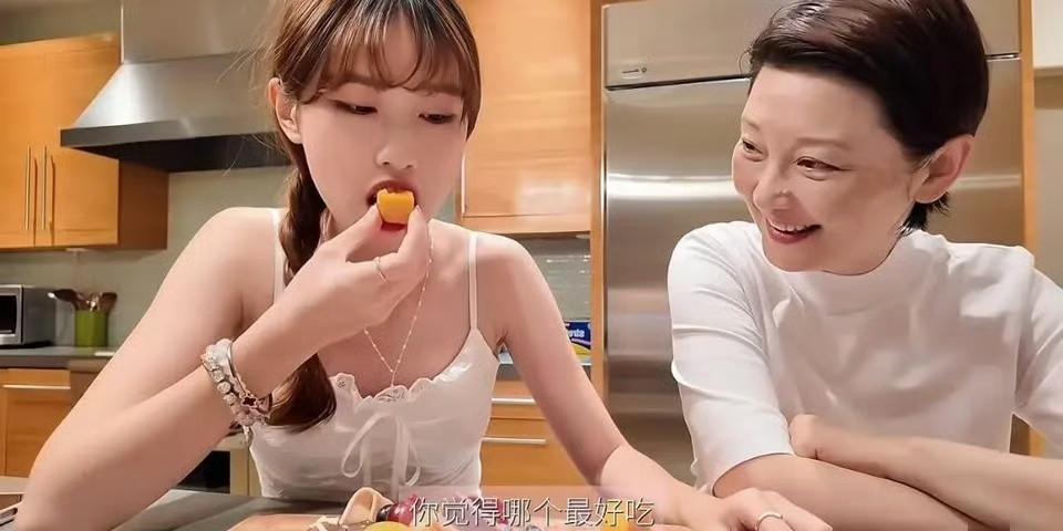 中秋节，徐帆不想女儿一个人孤零零过节，所以提前飞美国，陪正在美国读书的徐朵一起过